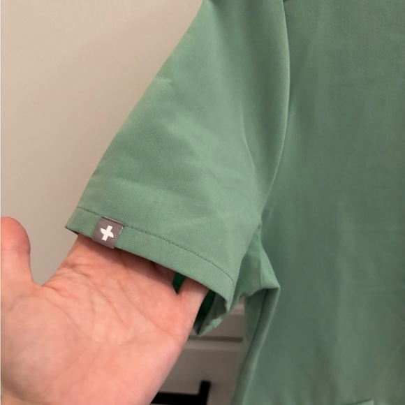 LIMITED EDITION Jade figs scrub shirt size Medium - Picture 3 of 4